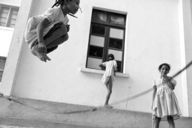Bambini giocano al salto della corda